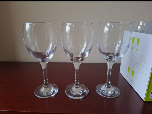 Clear glass stemmed wine - 38,
